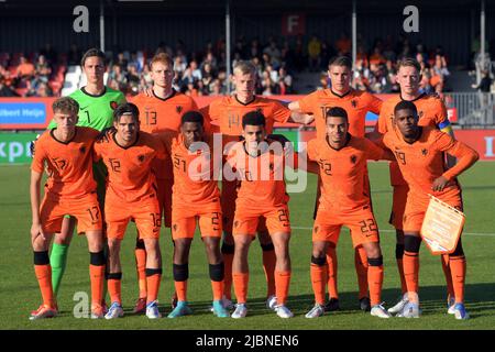 Almere, Niederlande, 7. Juni 2022, ALMERE - Top Row (lr) Holland U21 Torwart Hugo Wentges, Sepp van den Berg of Holland U21, Jan Paul van Hecke of Holland U21, Micky van de Ven of Holland U21, Wouter Burger of Holland U21, Front Row (lr) Sven Mijnans or Holland U21, DENSO Kasius von Holland U21, Daishawn Redan von Holland U21, Elayis Tavsan von Holland U21, Daniel van Kaam von Holland U21, Myron Boadu von Holland U21 während des EM-Qualifying-Spiels in der Gruppe E zwischen den Niederlanden U21 und Gibraltar U21 im Yanmar-Stadion am 7. Juni, 2022 in Almere, Niederlande. ANP GERRIT V Stockfoto