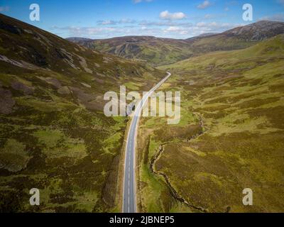 Luftaufnahme von der Drohne der A93 Old Military Road in Glenshee, Aberdeenshire Scotland, UK Stockfoto