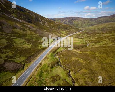 Luftaufnahme von der Drohne der A93 Old Military Road in Glenshee, Aberdeenshire Scotland, UK Stockfoto