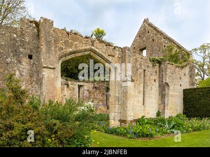 Die Ruinen der 15.-Jahrhundert-Zehenscheune auf dem Gelände von Castle, Sudeley, Gloucestershire, Cotswolds, England, Großbritannien, Großbritannien. Stockfoto