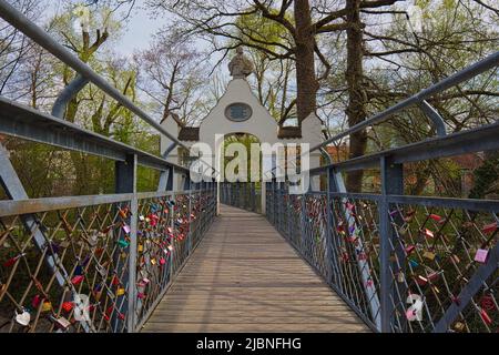 Fürstenfeldbruck, Bayern, Deutschland - 23. April 2022: Die romantische Fußgängerbrücke Silbersteg über den Amper Stockfoto