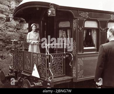 Königin Elizabeth II. Bei der Ankunft in Leura, New South Wales, an Bord des königlichen Zuges auf der Queen's Royal Tour of Sydney im Jahr 1954. Stockfoto