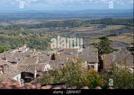 Blick auf alte Dächer, Hügel und Weinberge von der Altstadt Montepulciano, Toskana, Herbst in Italien Stockfoto