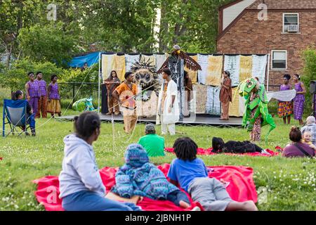 Detroit, Michigan - das Mosaic Youth Theatre führt Mwindo, ein Stück mit Puppen, auf der Grundlage einer Geschichte aus dem Kongo auf. Mosaic führte das Stück in Neighbor aus Stockfoto