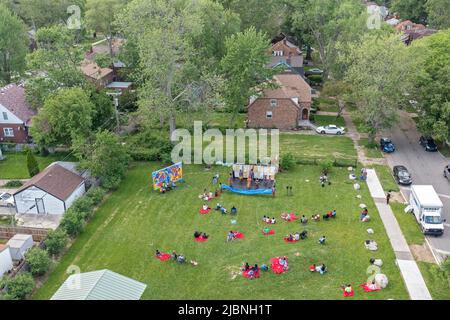 Detroit, Michigan - das Mosaic Youth Theatre führt Mwindo, ein Stück mit Puppen, auf der Grundlage einer Geschichte aus dem Kongo auf. Mosaic führte das Stück in Neighbor aus Stockfoto