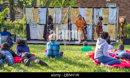 Detroit, Michigan - das Mosaic Youth Theatre führt Mwindo, ein Stück mit Puppen, auf der Grundlage einer Geschichte aus dem Kongo auf. Mosaic führte das Stück in Neighbor aus Stockfoto