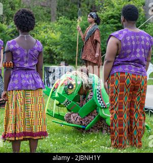 Detroit, Michigan - das Mosaic Youth Theatre führt Mwindo, ein Stück mit Puppen, auf der Grundlage einer Geschichte aus dem Kongo auf. Mosaic führte das Stück in Neighbor aus Stockfoto