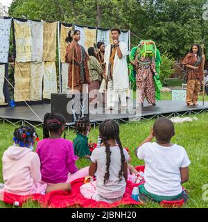 Detroit, Michigan - das Mosaic Youth Theatre führt Mwindo, ein Stück mit Puppen, auf der Grundlage einer Geschichte aus dem Kongo auf. Mosaic führte das Stück in Neighbor aus Stockfoto