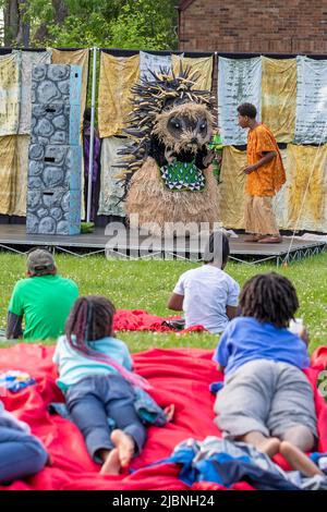 Detroit, Michigan - das Mosaic Youth Theatre führt Mwindo, ein Stück mit Puppen, auf der Grundlage einer Geschichte aus dem Kongo auf. Mosaic führte das Stück in Neighbor aus Stockfoto