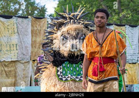 Detroit, Michigan - das Mosaic Youth Theatre führt Mwindo, ein Stück mit Puppen, auf der Grundlage einer Geschichte aus dem Kongo auf. Mosaic führte das Stück in Neighbor aus Stockfoto