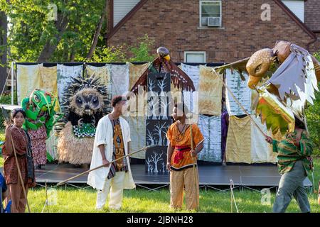 Detroit, Michigan - das Mosaic Youth Theatre führt Mwindo, ein Stück mit Puppen, auf der Grundlage einer Geschichte aus dem Kongo auf. Mosaic führte das Stück in Neighbor aus Stockfoto