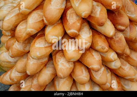 High-Angle-Ansicht der vietnamesischen Banh mi Sandwich zum Verkauf Stockfoto