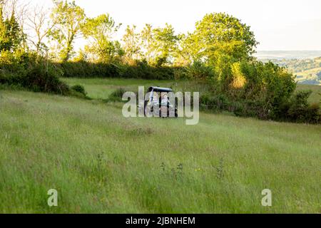 Familie fährt ein ATV in der Nähe von High Bickington, Devon, England, Großbritannien. Stockfoto