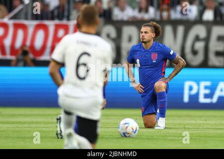 München, 7.. Juni 2022. Kalvin Phillips aus England und alle Spieler beider Mannschaften knieen sich während des Spiels der UEFA Nations League in der Allianz Arena in München. Bildnachweis sollte lauten: David Klein / Sportimage Stockfoto