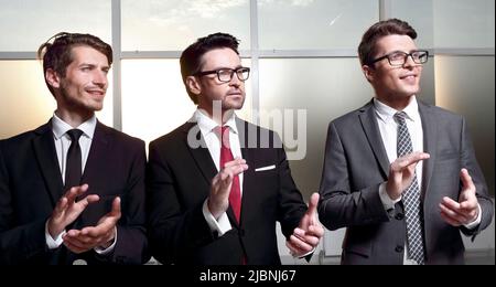 Gruppe von Geschäftsleuten, die applaudieren Stockfoto