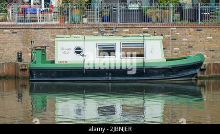 Kleines Kanalboot, das auf dem Fluss Ouse festgemacht ist. Stockfoto