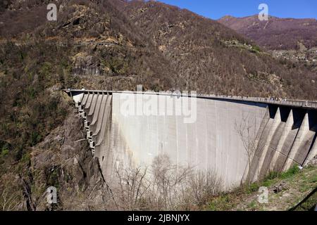 Der Verzasca-Staudamm im Val Verzasca, Gordola, Schweiz Stockfoto