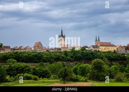 Blick auf die alte Kirche und die historische Stadtmauer von Bad Wimpfen Stockfoto