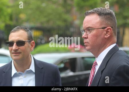 New York, USA. 7.. Juni 2022. Wir bauen Tim Shea an der Mauer, nachdem wir vor Gericht in SDNY mistrial waren. Foto: Matthew Russell Lee / Inner City Press Stockfoto