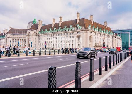 London, England - 23.04.2022: Berühmter roter Doppeldecker-Touristenbus über die Westminster-Brücke. Typischer Blick auf London. Hochwertige Fotos Stockfoto