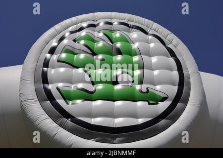 Koprivnice, Tschechische Republik, Tschechien - 5. Juni 2022: Skoda Auto - Logo und Marke des Automobilherstellers auf aufblasbarem Luftbanner. Stockfoto