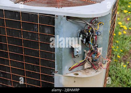 Austausch der alten Klimaanlage in einer zentralen Klimaanlage Stockfoto