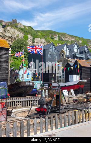 Miniatureisenbahnmotor an der Küste von Hastings, am Bahnhof Rock-a-Nore, East Sussex, Großbritannien Stockfoto