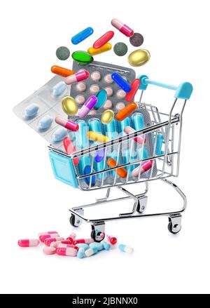 Viele Pillen fallen in den Warenkorb auf weißem Hintergrund Stockfoto