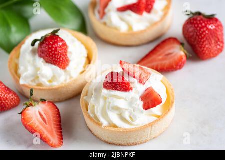 Mürbetörtchen mit Schlagsahne und Erdbeeren, Nahaufnahme Stockfoto