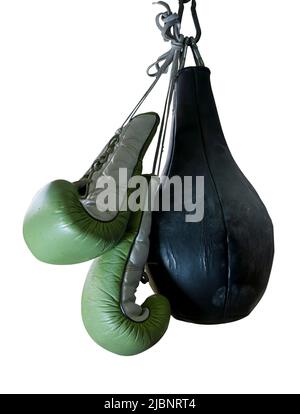 Alte Boxhandschuhe und Boxsack hängen auf weißem Hintergrund an Haken Stockfoto
