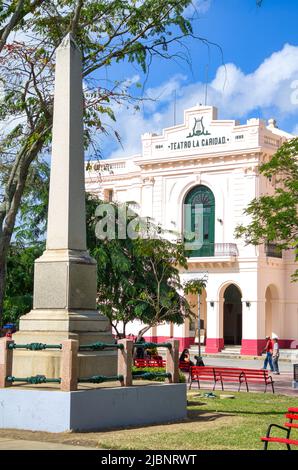 Denkmal für Manuel Conyedo (Monolith) im Parque Leoncio Vidal. Im Hintergrund ist das Charity Theater (Teatro La Caridad) zu sehen. Stockfoto