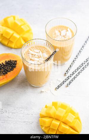 Mango Kokosnuss Joghurt Smoothie im Glas. Erfrischender, tropischer Sommerdrink Stockfoto