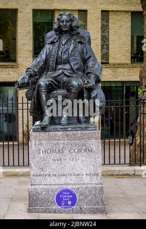 Thomas Coram Statue London - Statue von Thomas Coram, dem Pionier des Kinderschutzes, vor dem Foundling Museum am Brunswick Square Bloomsbury London. Stockfoto