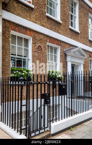 Benjamin Disraeli Geburtsort 1804. LCC-Plakette für Benjamin Disraeli, Earl of Beaconsfield (1804-1881), geboren am 22. Theobalds Rd, Holborn, London. Stockfoto