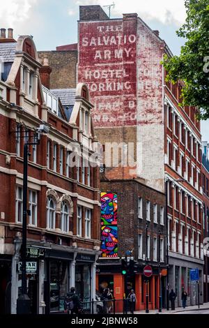 Old Salvation Army Hostel Schild an der Seite eines Gebäudes in der Old Street in Central London UK. Geisterzeichen London. Geisterschild London. Stockfoto