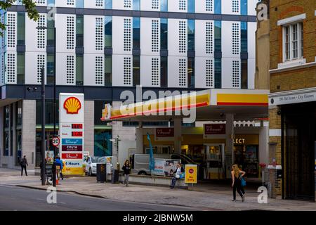 City Center Garage Tankstelle - Shell Tankstelle im Zentrum von London in der Nähe des Old Street Kreisel. Schilder Für Die Shell-Tankstelle. Stockfoto