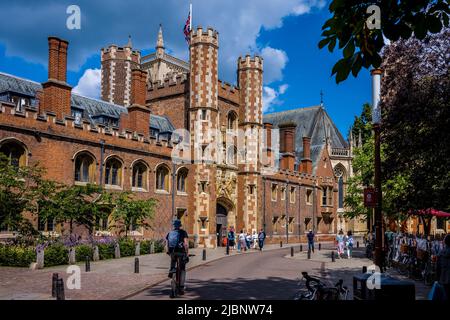 St John's College Cambridge - Das große Tor das St John's College der Universität Cambridge in 1516 abgeschlossen. Cambridge Tourismus/historischen Cambridge. Stockfoto