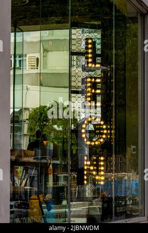 Leon Restaurant London - das gesunde und gesunde Fast-Food-Restaurant Leon im Londoner Stadtteil Brunswick Square in Bloomsbury im Zentrum von London. Stockfoto