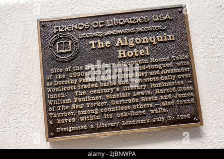 Freunde der Bibliotheken historische literarische Wahrzeichen registrieren Plakette ziert die Vorderseite des Algonquin Hotels in New York City, USA 2022 Stockfoto