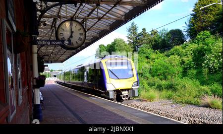 Manchester, Großbritannien, 7.. Juni 2022. Ein Zug nach Norden, Ziel Blackpool, Ankunft in Poulton le Fylde, Lancashire, England, Großbritannien, Britische Inseln. Die Gewerkschaft Rail, Maritime and Transport (GMT) hat die Mitglieder aufgefordert, sich auf die „Abschaltung des Eisenbahnsystems“ vorzubereiten, da am 21.., 23.. Und 25.. Juni 2022 Streiks geplant sind. Die GMT-Union protestiert gegen die Stellenabbau und das Fehlen eines Lohnangebots. Angesichts der steigenden Inflation in Großbritannien fordern die Gewerkschaften größere Lohnabrechnungen. Quelle: Terry Waller/Alamy Live News Stockfoto