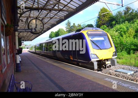 Manchester, Großbritannien, 7.. Juni 2022. Ein Zug nach Norden, Ziel Blackpool, Ankunft in Poulton le Fylde, Lancashire, England, Großbritannien, Britische Inseln. Die Gewerkschaft Rail, Maritime and Transport (GMT) hat die Mitglieder aufgefordert, sich auf die „Abschaltung des Eisenbahnsystems“ vorzubereiten, da am 21.., 23.. Und 25.. Juni 2022 Streiks geplant sind. Die GMT-Union protestiert gegen die Stellenabbau und das Fehlen eines Lohnangebots. Angesichts der steigenden Inflation in Großbritannien fordern die Gewerkschaften größere Lohnabrechnungen. Quelle: Terry Waller/Alamy Live News Stockfoto