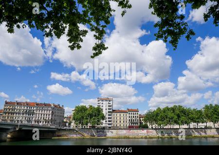 Gebäude entlang des Flusses Saone, Jayr Quay, Vaise, Lyon, Rhône, AURA Region, Frankreich Stockfoto
