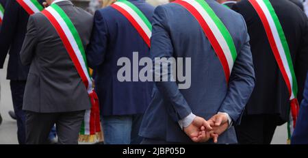 Viele italienische Bürgermeister mit dreifarbigem grün-weißem und rotem Band während des Treffens Stockfoto