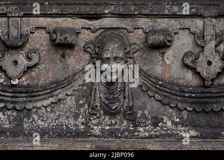 Ausschnitt aus dem Grab von Sir Robert Dennistoun von Mountjoy (gestorben 1626) in Greyfriars Kirkyard in Edinburgh. Stockfoto