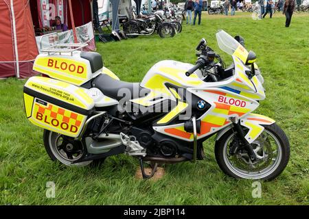 Frome, Somerset, UK - September 25 2021: Ein Freewheeler BMW F800 GT Blood Bike (WX14 ETA), das zum britischen Blood Service gehört Stockfoto