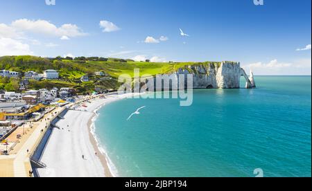 Panoramablick auf den Strand von Etretat in der Normandie, eine beliebte französische Küstenstadt, die für ihre Kreidefelsen bekannt ist Stockfoto