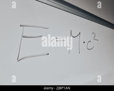 Mathematische Symbole einer Gleichung aus einem Mathematikvortrag auf einem Whiteboard Stockfoto