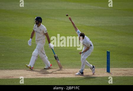 Middlesex in Aktion gegen Derbyshire bei Lords beim Saisonauftakt am 10.. April 2022 Stockfoto