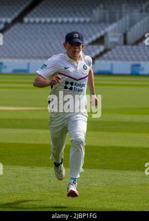 Middlesex in Aktion gegen Derbyshire bei Lords beim Saisonauftakt am 10.. April 2022 Stockfoto