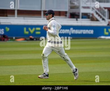 Middlesex in Aktion gegen Derbyshire bei Lords beim Saisonauftakt am 10.. April 2022 Stockfoto